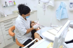 הצוות והמרפאה. השיננית אושרת בטיפול מונע במרפאת שיניים של ד''ר אילנית לופו בכפר סבא