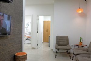 הצוות והמרפאה. חדר המתנה במרפאת שיניים של ד''ר אילנית לופו בכפר סבא