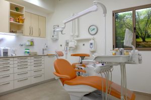 הצוות והמרפאה. חדר טיפולים במרפאת שיניים של ד