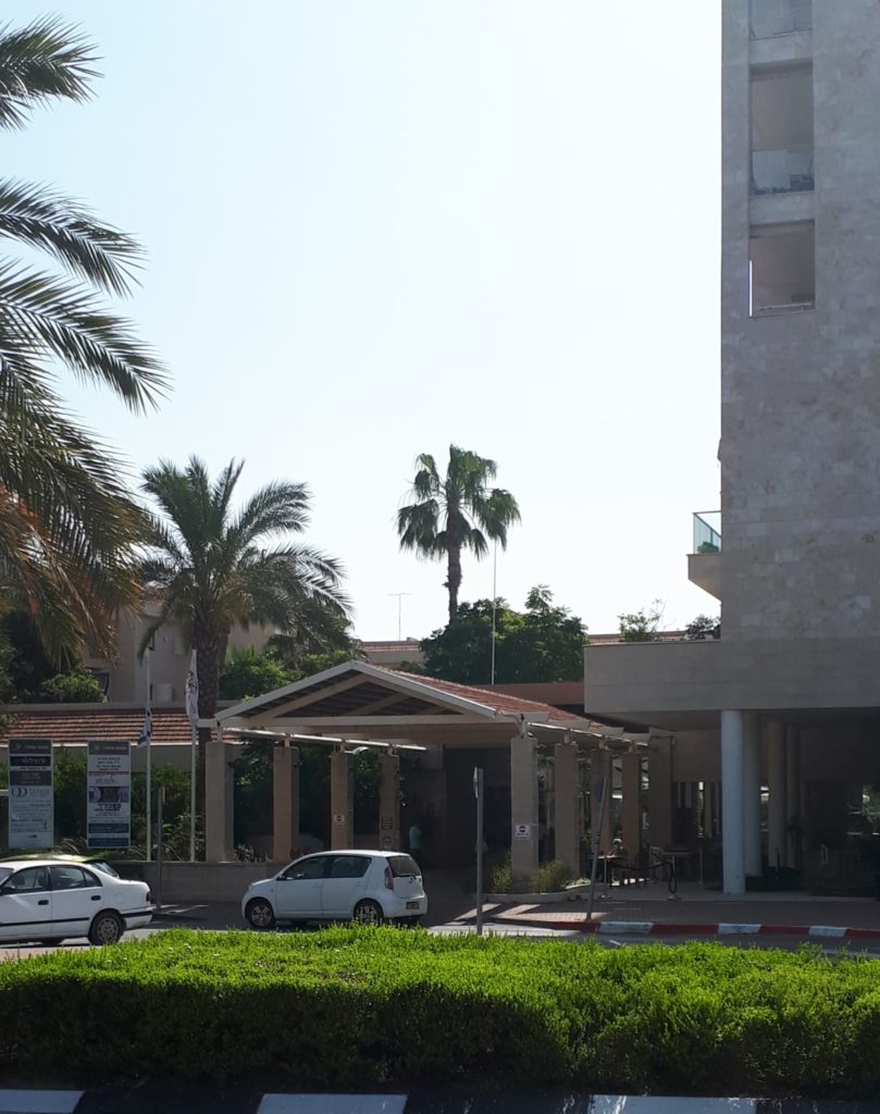 כניסה למתחם של המרפאה של ד