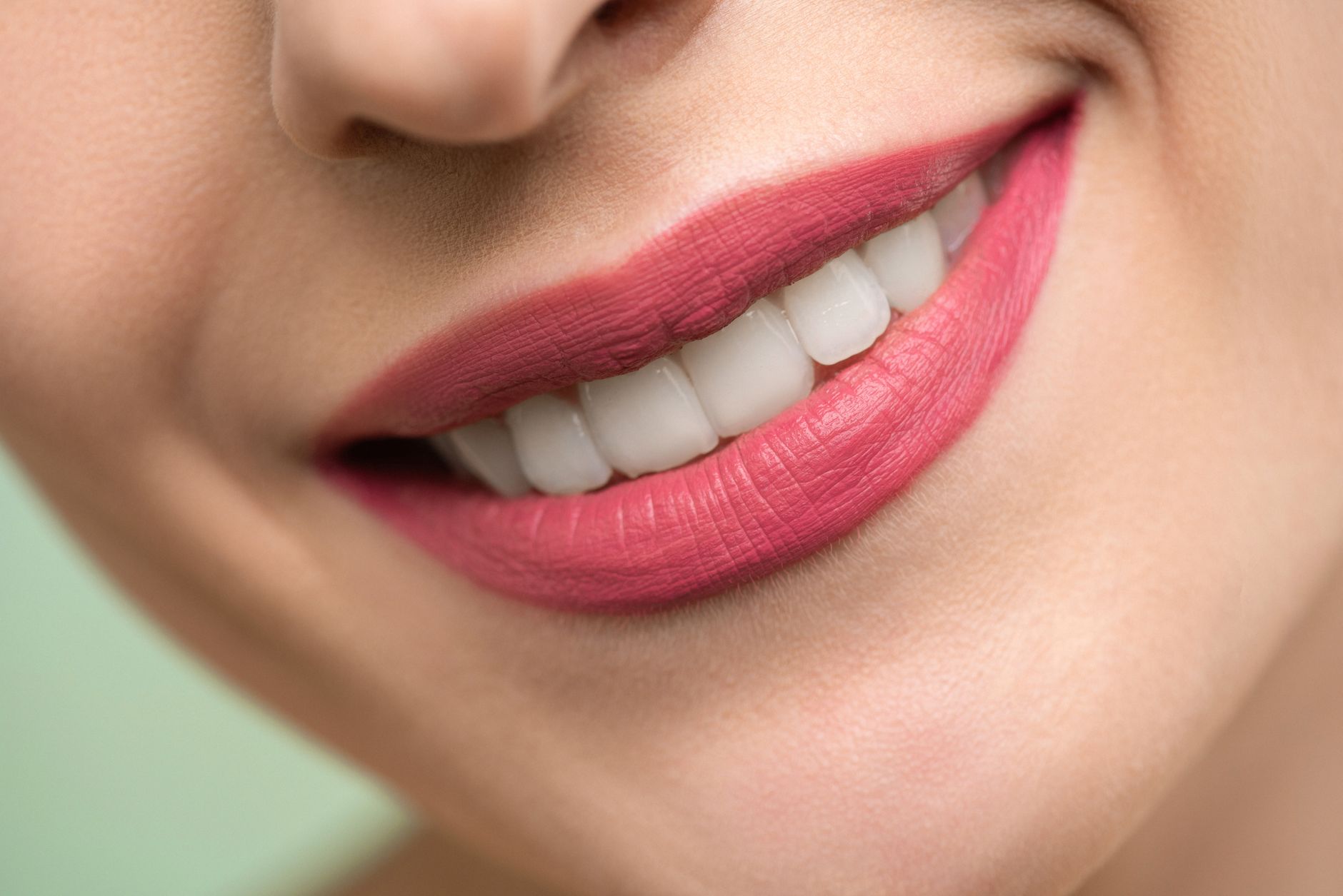 Vivid close-up image of a woman's smile showcasing red lipst שיקום הפה, שיקום החיוך, ד